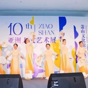 Bransha Gautier Instagram - Very excited to be part of Xiaoshan Cultural Route Experience and the 10th Asian Humanities & Arts Exhibition opened yesterday in Hangzhou. Slide for more 🔷非常感谢你，亲爱的罗琦🔷 
#hangzhou #hangzhouchina #chinaculture #xiaoshan #asianhumanists #artexhibition #artaroundtheworld #branshagautier #photographyexhibition #cinese #artnews #artpress