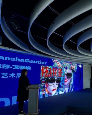 Bransha Gautier Instagram - 通过个人简介中的链接，您可以阅读一篇关于我目前在杭州萧山国际艺人俱乐部艺术中心举办个展的文章
非常感谢整个团队的精彩文章和展览！
本次展览由萧山国际人才俱乐部和AAmA国际艺术中心协办，杨飞担任制片人，罗琦担任学术总监。
我无限感谢罗琦教授和整个团队，为我们带来了如此惊人的惊喜和绝对令人惊叹的活动！！💙✨💙✨

A few more impressions from my current solo exhibition at the Hangzhou Xiaoshan International Talent Art Center, also on the link in bio you can read an article about it. The exhibition is co-organized by the Xiaoshan International Talent Club and the AAmA International Art Center, with Yang Fei as the producer and Professor of China Academy of Art Luo Qi as the academic director. Many thanks to the whole team for this wonderful exhibition and the press article! 💙✨💙✨

#hangzhou #hangzhou_china #artnews #artpress #artmedia #artaroundtheworld #artaroundtheworld #chinalife #china🇨🇳 #chinatravel #branshagautier #hangzhoucity #soloshow #highlight #artartart #tvart #artaroundtheworld #arttoday #soloshow #photographyexhibition #chinaart