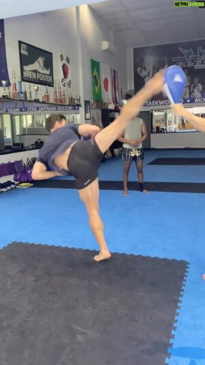 Bren Foster Instagram - There are many variations of the same kick each used for different circumstances! Here are three variations explained , then the three incorporated into pad work.
#taekwondo #spinningkick #speed #power #flexibility #martialarts #kickboxing #muaythai #mma #karate #sambo #savate #kick #explosive #spin #brenfoster #launch #attack #stretch #reach @elitemartialarts @elitemuaythaiminchinbury @elitebrazilianjiujitsu