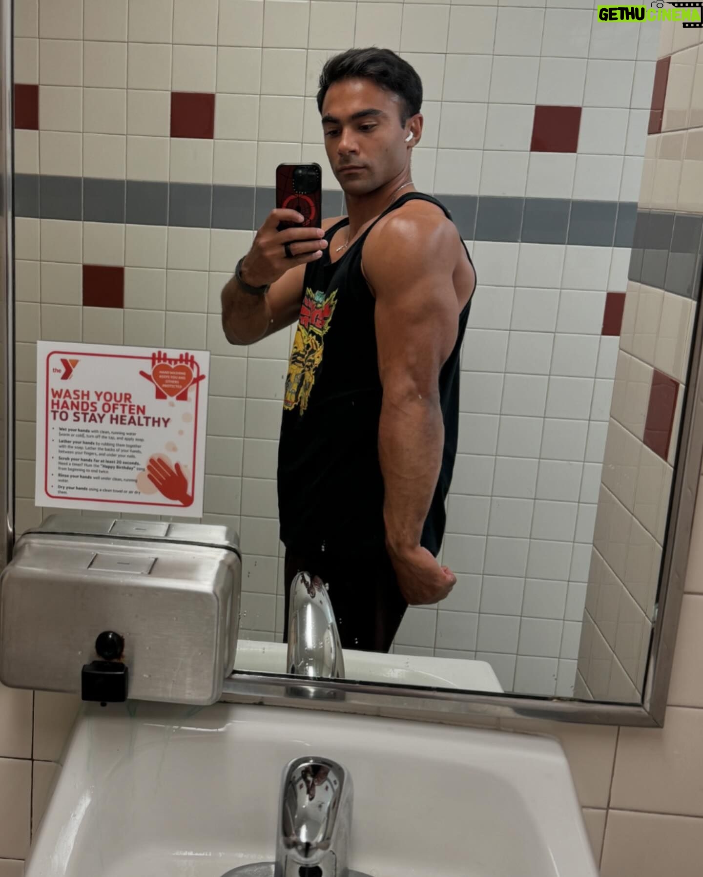 Brennan Mejia - 2.4K Likes - I guess Iām working on my father figure/dad bod for real now š
#dadbod #fatherfigure