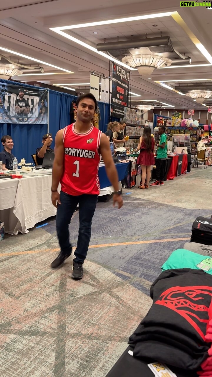 Brennan Mejia - 3.1K Likes - Another day, another shirt, another flip 😎
Special thanks to @blakeafoster for making an appearance 😂
#powerrangers #dinocharge #backflip #calisthenics #flips #kyoryuger
Jersey by @thealcombo