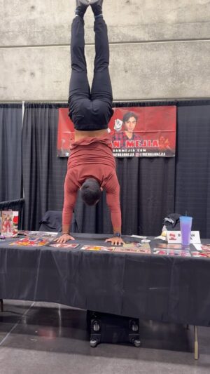 Brennan Mejia Instagram - Guess what?! I did a handstand 🙃 

Thank you @scottzillner for bringing me and thank you @sacanimeofficial for having me at your event! Until next time!

#handstand #powerrangers #dinocharge #zelda #nintendo