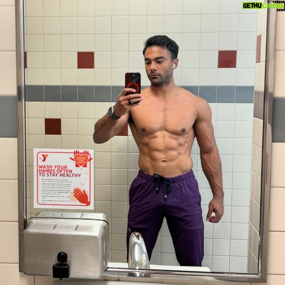 Brennan Mejia - 2.4K Likes - Fit tip: Donāt quit.
Also, washing your hands like the sign says isnāt bad either šš¾
#fitness #calisthenics #strength #fittips #health