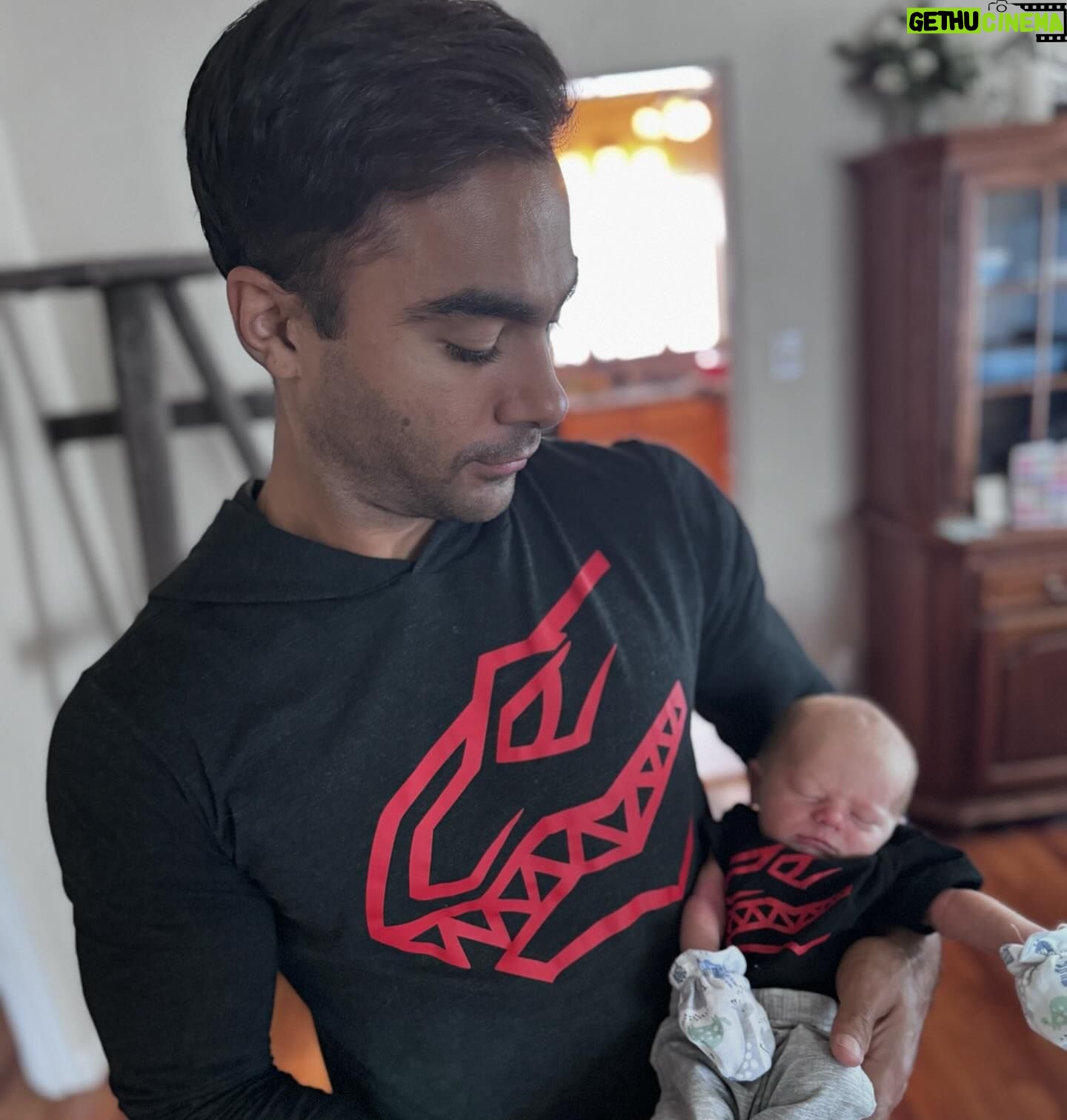 Brennan Mejia - 11.1K Likes - Did a little Dino Charge photo shoot with Rye Rye :)
Shirts by @marvelsbymosser
Photo by @carly_s_photography
#powerrangers #dinicharge #redranger