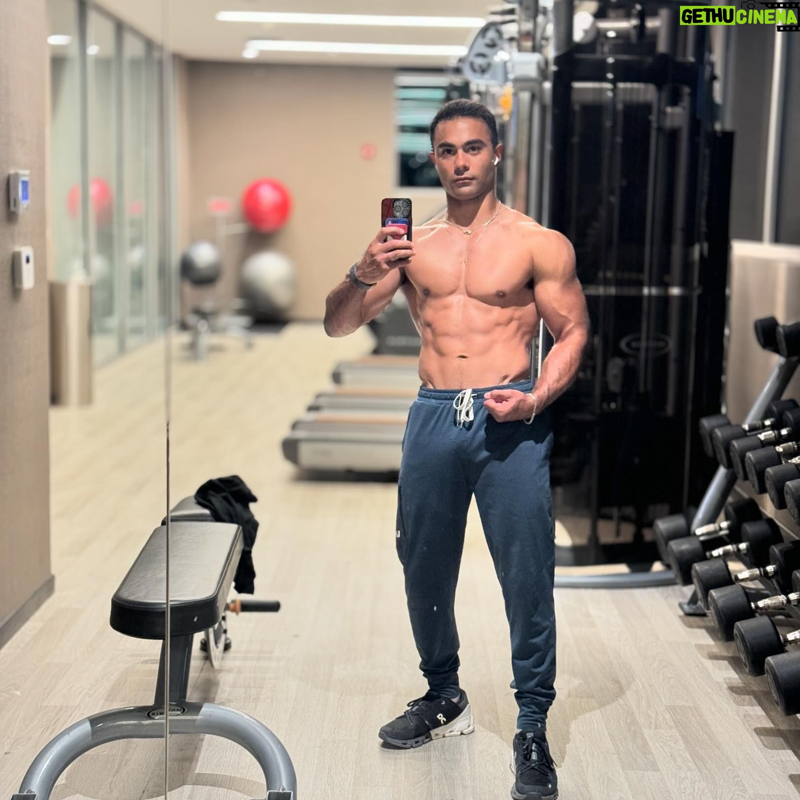 Brennan Mejia - 2.6K Likes - I guess I can officially say Iām working on my dad bod šŖš¾
#fitness #lifestyle #calisthenics #gym #acrobat #strength #circus #yoga