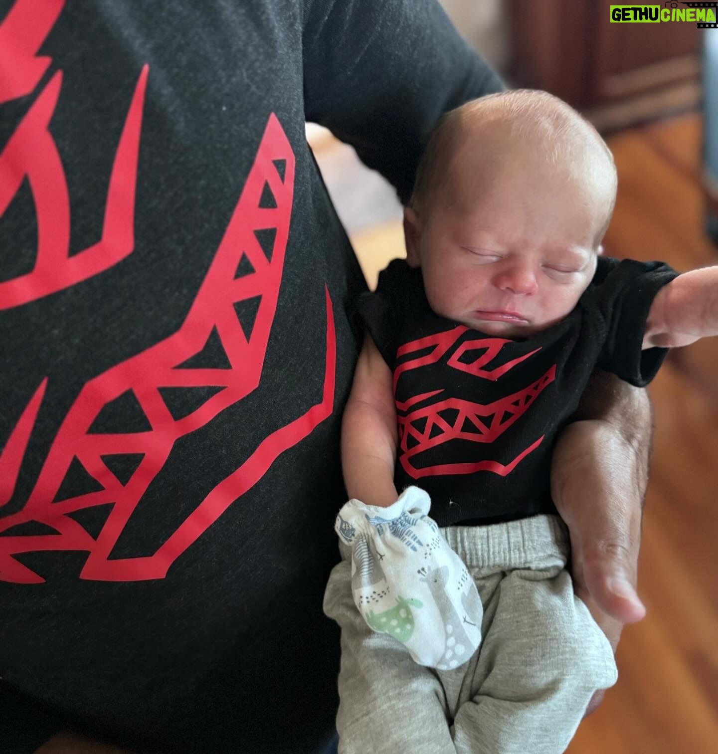 Brennan Mejia - 11.1K Likes - Did a little Dino Charge photo shoot with Rye Rye :)
Shirts by @marvelsbymosser
Photo by @carly_s_photography
#powerrangers #dinicharge #redranger