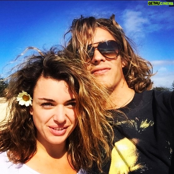 Brenton Thwaites - 56.3K Likes - When we were rockstars!
Circa: ‘pirates’ days - falling in love and wearing Clapton shirts: note the third forehead
🎸❤️🤣👣💋
#backindaday