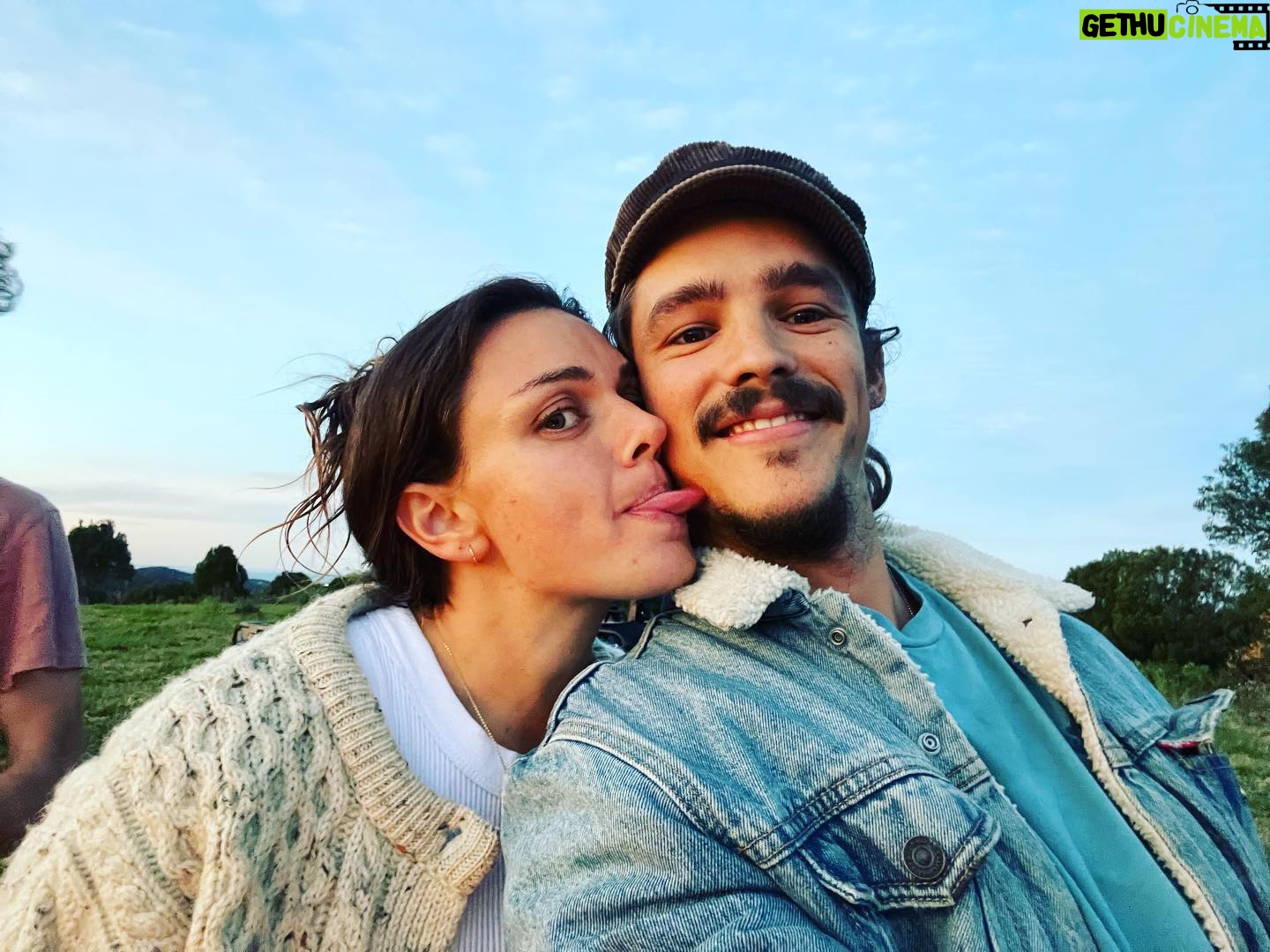 Brenton Thwaites - 65K Likes - @chloepacey French kissed my chin… hot.
❤️