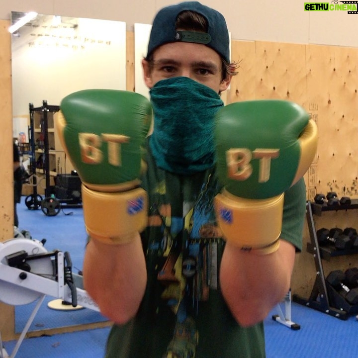 Brenton Thwaites - 112.5K Likes - Whahblam!
Getting back into the swing of things here with my new 🇦🇺 gloves courtesy of my amazing stunt double @_mustafabulut (aka ‘therealnightwing’). I think he got me these gloves to get my arse in the gym. It payed off (years later...)
;)
More fight training stuff to come.
Disclaimer. I’m not a boxer. I don’t like getting hit. I will perform bad jokes or Shakespeare monologue to avoid a fight (which in turn usually gets me hit anyway...)