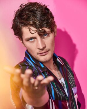 Brett Dier Instagram - BARBIE BACKGROUND!!! 

Photos taken by @aaronrichterstudio !! Dope photographer 🫶🏼