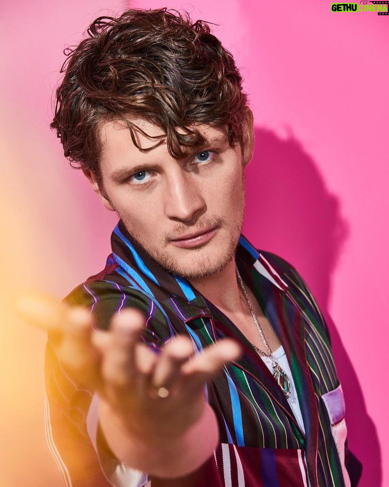 Brett Dier - 71.6K Likes - BARBIE BACKGROUND!!!
Photos taken by @aaronrichterstudio !! Dope photographer 🫶🏼