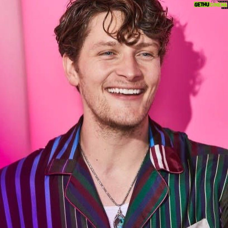 Brett Dier - 71.6K Likes - BARBIE BACKGROUND!!!
Photos taken by @aaronrichterstudio !! Dope photographer 🫶🏼