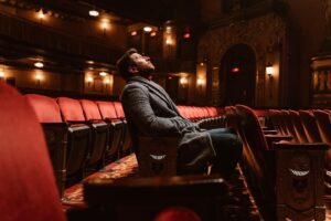 Brett Eldredge Instagram - There’s nothing like sitting in these velvet seats at Christmas time…ya know what I mean?🤔🎄😜