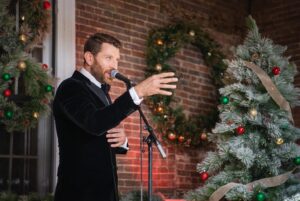 Brett Eldredge Instagram - It's been so hot, and all I wanna do is get in the Christmas mode. Yes, I said it…and if you weren't thinkin' it, now you are😂🎄. Either the neighbors are gonna think you're crazy, or they are gonna join ya; either way, my friends at @loweshomeimprovement and I think it's a good idea, so lets Deck the Decks and let the holiday cheer roll in. 
 
#deckthedecks #ad #lowespartner