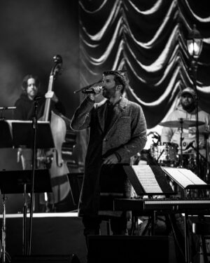 Brett Eldredge Instagram - I used to walk by the @chicagotheatre and dream to play it one day….two sold out GLOW shows this weekend and I am still in awe of it all happening! Thank you for always SHOWING UP huge for me CHICAGO!