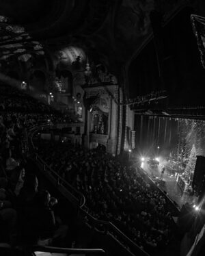 Brett Eldredge Instagram - I used to walk by the @chicagotheatre and dream to play it one day….two sold out GLOW shows this weekend and I am still in awe of it all happening! Thank you for always SHOWING UP huge for me CHICAGO!