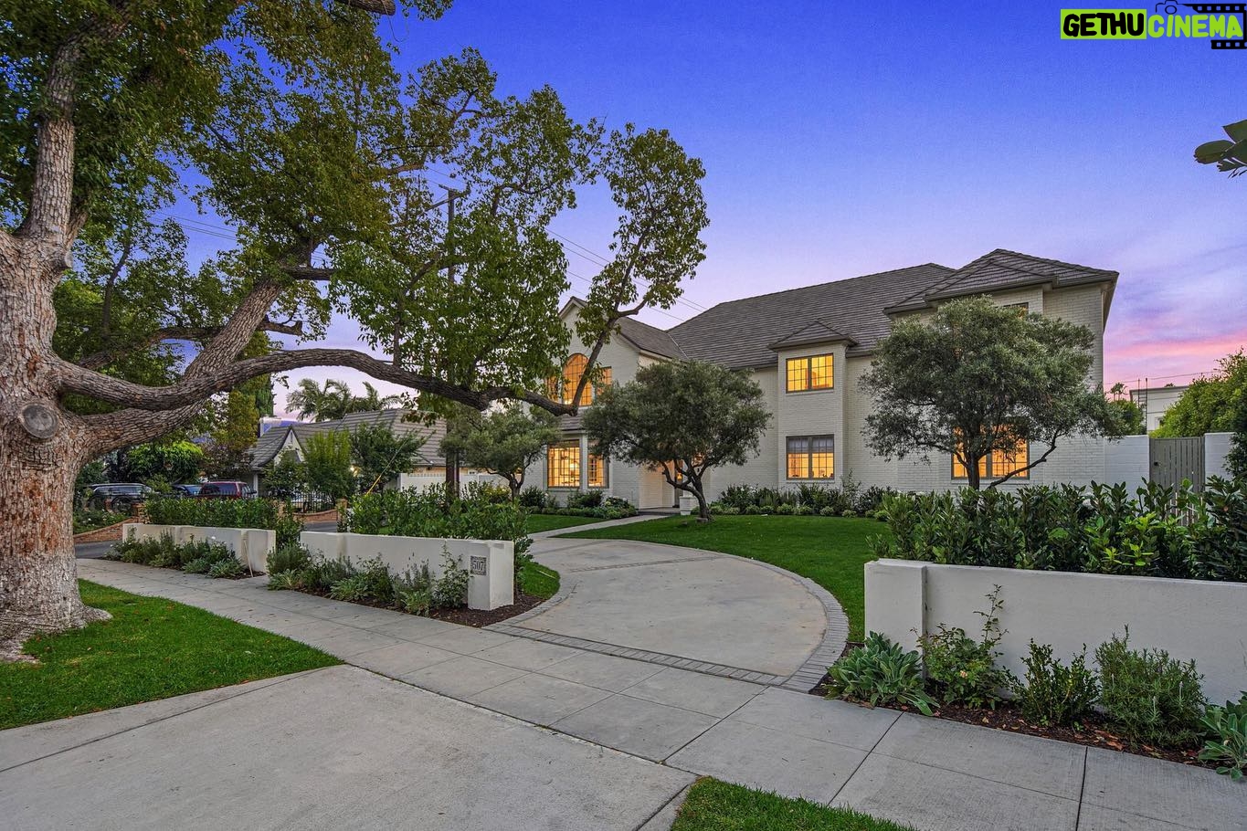 Brett Oppenheim - 14.1K Likes - Just Listed this Beverly Hills masterpiece for $10.595m.
6 beds, 7 baths, office, gym, all newly renovated.
507 N. Maple Dr. Enjoy!!