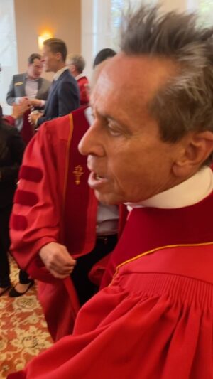 Brian Grazer Instagram - Moments before graduation… Hustling and bustling to get on our caps and gowns! Alongside SEVEN time Olympic gold medal-winning champion @allysonfelix 🏃🏾‍♀️🥇
@realronhoward
@uscedu