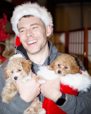 Brian J. Smith Instagram - Hope you are all having a great holiday season! Love from the gals and me. 🐶🐶
@thesistershundchken 
#maltipoosofinstagram