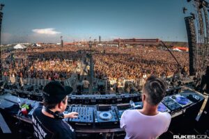 Brian Tyler Instagram - I absolutely love being on stage and directly vibing with the audience. Nothing like it. Just looking at the sum total of joy in that audience! That’s magic. Plus its one of my favorite pics with my boyeee @killthenoise. Anyway, I am so excited about getting out there and playing concerts again; everything from score music to Are We Dreaming and more! #arewedreaming #awakening ❤️♾️🎵