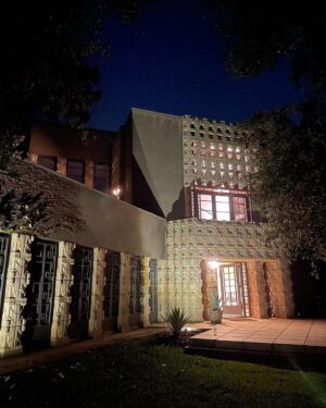 Briana Lane Instagram - One new thing that has lit me up this year is learning more about LA architecture. I was lucky enough to visit and experience some truly incredible homes this year and thought I’d share my top picks from 2022 🌟 If you want to learn more about our great city and contribute to the preservation of historical buildings and the like, head over to @laconservancy and become a member! It’s easy and you get fun perks like discounts on tours and screenings in historic theaters around LA. 

Architects 🤍 Ray Kappe, Frank Lloyd Wright Jr, John Galbraith, Harry B Aarens, W Earl Wear, RM Schindler