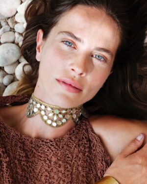 Brisa Fenoy Instagram - Aquí unas fotos HERMOSAS para @sach_atelier @julcruz_ @victormaresco @wildmgmt 🐚 
Hace 9 meses empecé a autogestarme, un proceso muy complicado al principio pero que se dio como algo natural a un proceso de gestación, con las mismas incertidumbres y miedos de que ya no hay marcha atrás y que si o si habrá que dar a luz tarde o temprano. En este caso era a mi misma. Ha sido de lo más incómodo jodido y difícil que he hecho en mi vida, os lo aseguro. Gestarme conllevaba dejar morir todo lo que sabía que se, para dar lugar a algo nuevo por ser, gestarme ha sido estar en un limbo durante 9 meses, sin ser lo que era y sin ser lo que seré. Estar en el no estar. Ser en el no ser. Reconstruir todo y a la vez destruirlo todo. Cada una de mis creencias, de mi manera de hablar, de comer, de relacionarme con la gente, y de amar, pues nunca he sabido amar, solamente he sabido dar a cambio de algo básicamente mendigar amor. Ser lo que el otro quería que fuera para agradarle y así que me quisiese y me aceptase. Después de pasar toda mi vida sin saber amar, sufriendo por amor, no tuve otra que gestarme. 9 meses de gestación han conllevado mi total destrucción de la que yo consideraba que era, Brisa. Brisa tenía mucho miedo a que nadie la quisiera, era su mayor miedo, a no encontrar un refugio donde sentirse vista amada cuidada protegida. Brisa tenía tanto miedo que dejó de ser y descubrirse para adaptarse a las demandas de sus parejas y su entorno. Para encajar en todos. Que triste pero que alegría que Brisa se diera cuenta de ello y que haya sido tan valiente y capaz de verse y dejarse morir para empezar una auto gestación. Aquí ahora me encuentro, después de 9 meses de absoluta incertidumbre, incomodidad, y dolor. Aquí me encuentro, dándome a luz, en un mes cumpliré mis 33 años, y habré nacido por completo. 9 meses de silencio, investigación, cambio por completo de vida, de hábitos alimenticios, de yoga, de natación, de celibato y de huelga afectiva. Ahora se que no necesito a nadie que me quiera, me cuide, me respete, y me proteja. Ahora se que eso no está fuera de mi, está dentro y aquí está la divinidad que somos todos, dentro de mi 🪷