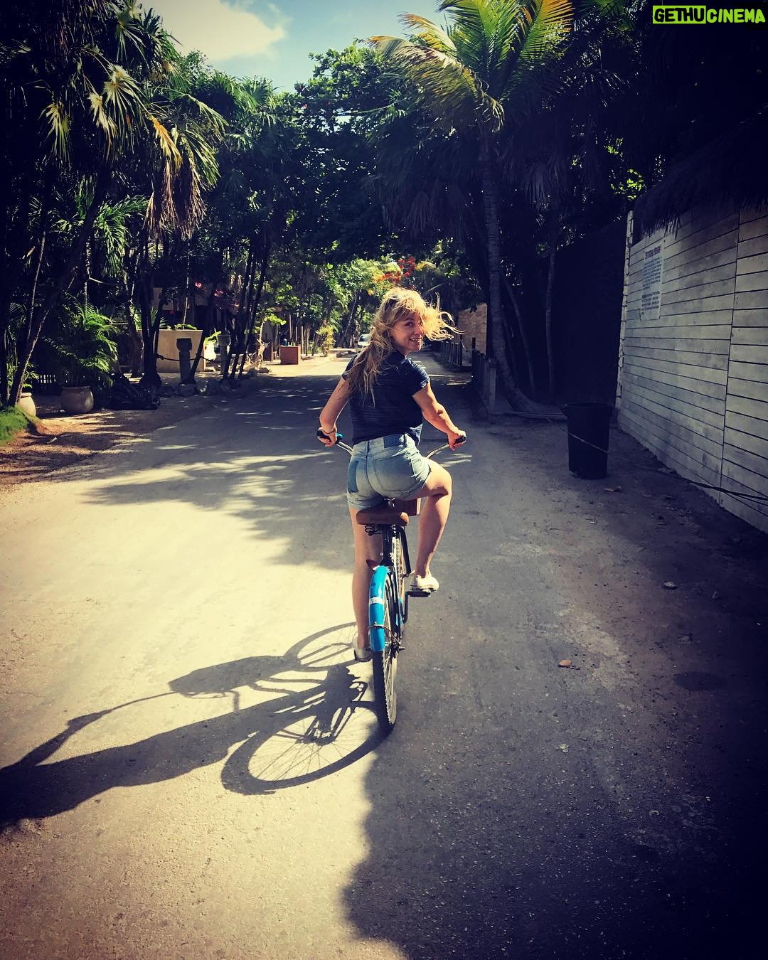 Brit Morgan - 589 Likes - I see you 🌴 📸 @tengstagram