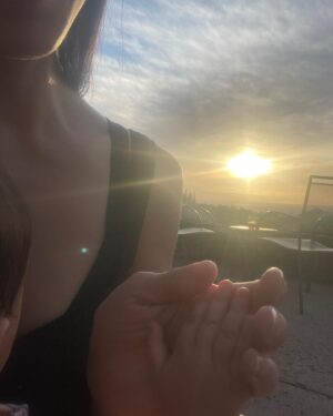 Brittany Ishibashi Instagram - Woke up feeling hopeful and am reflecting on our treasured time in Maui 🌈 Sending you all lots of light this Monday morn! ✨

#maui #MauiChristmas  #happynewyear