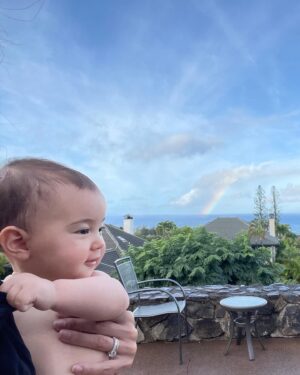 Brittany Ishibashi Instagram - Woke up feeling hopeful and am reflecting on our treasured time in Maui 🌈 Sending you all lots of light this Monday morn! ✨

#maui #MauiChristmas  #happynewyear