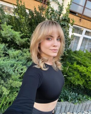 Broňa Kováčiková Instagram - Beznkonkurenčne najlepšie vlasy vždy v @ybs.svk 🤍 

Ako sa vám páči môj nový haircut?😋😉

#ybs #newcolor #bangs