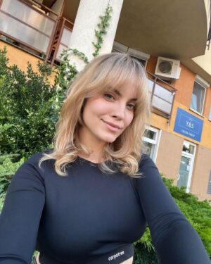 Broňa Kováčiková Instagram - Beznkonkurenčne najlepšie vlasy vždy v @ybs.svk 🤍 

Ako sa vám páči môj nový haircut?😋😉

#ybs #newcolor #bangs
