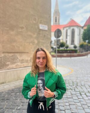 Broňa Kováčiková Instagram - Toľko chvál za hodinu som už dlho nedostala! Čo urobí jedna bunda! Ha! Ale aká! Najviac som happy, ďakujem. Moja osobnosť je týmto kúskom absolútne vystihnutá. Ďakujem @modami.sk 💚

#modami #green