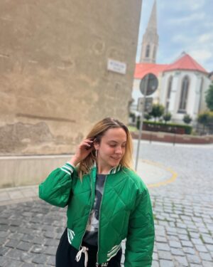 Broňa Kováčiková Instagram - Toľko chvál za hodinu som už dlho nedostala! Čo urobí jedna bunda! Ha! Ale aká! Najviac som happy, ďakujem. Moja osobnosť je týmto kúskom absolútne vystihnutá. Ďakujem @modami.sk 💚

#modami #green