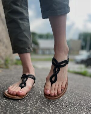 Broňa Kováčiková Instagram - @deichmann.sk môj milovaný ma na leto pripravil. Rozhodla som sa pre tieto pohodlné žabko-šlapky, ktoré sú naozaj krásne, pohodlné a viem ich všakovako kombinovať. Určite choďte pozrieť a pripravte sa na leto. Máte momentálne vybrané modely so zľavou💚#deichmann #obuv #slapkynaleto