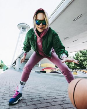 Broňa Kováčiková Instagram - Nie vždy máš čas vybehnúť von?⏰

Ušetri si cestu do fitka, čas aj peniaze a vyskúšaj účinné online cvičenie doma. Získaj chvíľku pre seba, pocit harmónie na tele i na duši, zdravší chrbát a zároveň vyformovanú postavu. S @fitshaker to dáš!🧡

Stačí 30min. denne a tvoje telo sa ti poďakuje!
92tis. žien vyskúšalo @fitshaker ,zapadni do tejto komunity aj ty, poď to skúsiť! #cvicdoma #fitshaker 

📸: @adamkoso 

Vyskúšal/a si Fitshaker?