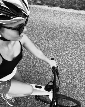 Broňa Kováčiková Instagram - Akýkoľvek šport, movement mi nie je cudzí. Preto som nesmierne rada, že existuje @fitshaker 👋 Nestíhaš beh, bike, fitko či hory? 
Môžeš vytiahnuť karimatku doma a zacvičiť si s týmto skvelým programom. Super inštruktori, cvičebné plány, komunita alebo výživová poradňa. A momentálne za pár hodín odštartuje plavková výzva, ktorej cena je 9.90 €/mesiac. Môžete si vybrať, či ste začiatočník alebo pokročilí. Zdar pohybu!🧡

#fitshaker #inspiration