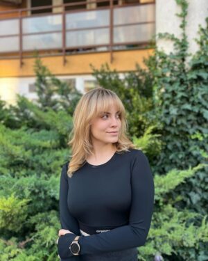 Broňa Kováčiková Instagram - Beznkonkurenčne najlepšie vlasy vždy v @ybs.svk 🤍 

Ako sa vám páči môj nový haircut?😋😉

#ybs #newcolor #bangs