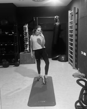 Broňa Kováčiková Instagram - Akýkoľvek šport, movement mi nie je cudzí. Preto som nesmierne rada, že existuje @fitshaker 👋 Nestíhaš beh, bike, fitko či hory? 
Môžeš vytiahnuť karimatku doma a zacvičiť si s týmto skvelým programom. Super inštruktori, cvičebné plány, komunita alebo výživová poradňa. A momentálne za pár hodín odštartuje plavková výzva, ktorej cena je 9.90 €/mesiac. Môžete si vybrať, či ste začiatočník alebo pokročilí. Zdar pohybu!🧡

#fitshaker #inspiration
