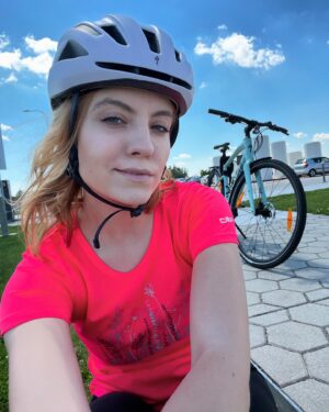 Broňa Kováčiková Instagram - Kamaráti, pohyb je absolútny základ. Pre vaše telo je to stimul, tréning a vaše telo to reálne miluje. Ja milujem pohyb, šport a od útleho detstva sa mu venujem. Naozaj robím kadejaké športové aktivity a kadečo som už vyskúšala a vždy chcem viac a viac!😀

Sú však dni kedy aj ja nestíham a práve preto milujem @fitshaker a som hrdá členka tejto komunity. Je to skvelá platforma, kde máš možnosť si zacvičiť doma. Stačí naozaj aj 30 minúť denne a tvoje telo sa ti poďakuje. Tak čo, ideš to vyskúšať?🧡

#fitshsker #budfit #movement