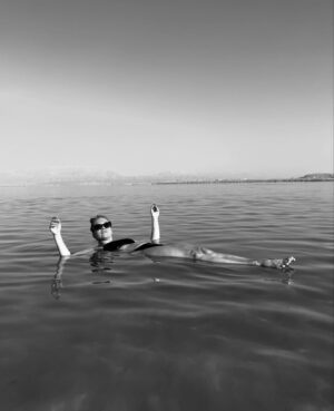 Broňa Kováčiková Instagram - Find one thing that connects these photos…

that element is necessary…🌊

the best you can achieve is to get to know the world.