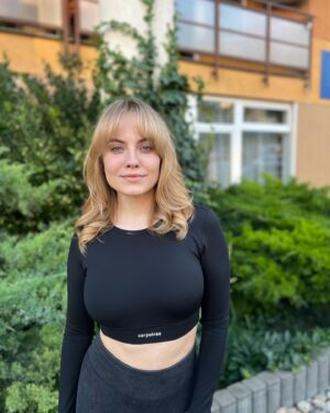 Broňa Kováčiková Instagram - Beznkonkurenčne najlepšie vlasy vždy v @ybs.svk 🤍 

Ako sa vám páči môj nový haircut?😋😉

#ybs #newcolor #bangs