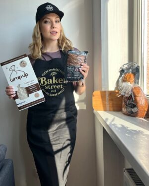 Broňa Kováčiková Instagram - 🖤SÚŤAŽ🖤 s @baker_street_pecivo 🍞🥐🥨

Súťažíte o balíček produktov - zástera, šiltovka, vrecko na pečivo, chňapka, prenosná dóza a tiež samozrejme o pekárenské produkty. Je to super balík!🤎

Podmienky: Hoď follow na @baker_street_pecivo a @autentickabrona like na tento post a do komentára označ niekoho komu chceš balík darovať, môžeš aj sebe. Držím palce! Žrebujem 30.6.👌🫶

#sutaz #bakerstreetpecivo