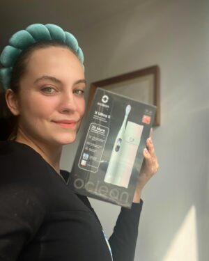 Broňa Kováčiková Instagram - 💙SÚŤAŽ💙 o X Ultra S od @oclean.czsk 

Podmienky: Daj like na tento post a follow na @oclean.czsk a @autentickabrona 

Do komentára označ niekoho, komu by si chcel/a @oclean.czsk darovať, môžeš aj sebe😉

Víťaza vyhlásim 31.5. Držím palce. 

PS: Oclean prichádza na trh s najvyspelejším produktom v oblasti ústnej hygieny. Cieľom je, aby sa ľudia naučili správne starať o zdravie svojich zubov a ďasien a prechádzali tak zdravotným problémom. Jedinečnosť kefky je v tom, že vďaka umelej inteligencii okamžite vyhodnotí na dotykovom farebnom displeji, ktoré oblasti boli vynechané či zle vyčistené. Maglev motor vytvára až 84 000 pohybov za minútu pri minimálnom opotrebovaní. Pre kefku X Ultra S je typické, rovnako ako pre ostatné produkty Oclean, tichý chod (<45 dB) s minimálnym prenosom vibrácií do rukoväte kefky. Na čistenie zubov si môžete vybrať jeden z 5 základných režimov alebo si vytvoriť svoj vlastný, ktorý bude vyhovovať vašim potrebám. Batéria udrží chytrú sonickú kefku v chode až po dobu 40 dní. Vďaka možnosti napojenia na aplikácie Oclean Care  APP, Apple Health a Apple Weatherkit budete mať úplný prehľad o zubnej hygiene a svojich čistiacich návykoch. Je to pecka!😊