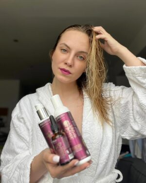 Broňa Kováčiková Instagram - 💜SÚŤAŽ💜 s @vitalne_vlasy o šampón, kondicionér a top top vlasové sérum. 
Podmienky: Daj follow @vitalne_vlasy a @autentickabrona Daj like na tento post. 

Do komentára označ niekoho komu chceš darovať toto vlasové combo/môžeš aj sebe! Držím palce!

Žrebujem 17.6. v pondelok!🫶

#sutaz #vitalnevlasy