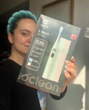 Broňa Kováčiková Instagram - 💙SÚŤAŽ💙 o X Ultra S od @oclean.czsk 

Podmienky: Daj like na tento post a follow na @oclean.czsk a @autentickabrona 

Do komentára označ niekoho, komu by si chcel/a @oclean.czsk darovať, môžeš aj sebe😉

Víťaza vyhlásim 31.5. Držím palce. 

PS: Oclean prichádza na trh s najvyspelejším produktom v oblasti ústnej hygieny. Cieľom je, aby sa ľudia naučili správne starať o zdravie svojich zubov a ďasien a prechádzali tak zdravotným problémom. Jedinečnosť kefky je v tom, že vďaka umelej inteligencii okamžite vyhodnotí na dotykovom farebnom displeji, ktoré oblasti boli vynechané či zle vyčistené. Maglev motor vytvára až 84 000 pohybov za minútu pri minimálnom opotrebovaní. Pre kefku X Ultra S je typické, rovnako ako pre ostatné produkty Oclean, tichý chod (<45 dB) s minimálnym prenosom vibrácií do rukoväte kefky. Na čistenie zubov si môžete vybrať jeden z 5 základných režimov alebo si vytvoriť svoj vlastný, ktorý bude vyhovovať vašim potrebám. Batéria udrží chytrú sonickú kefku v chode až po dobu 40 dní. Vďaka možnosti napojenia na aplikácie Oclean Care  APP, Apple Health a Apple Weatherkit budete mať úplný prehľad o zubnej hygiene a svojich čistiacich návykoch. Je to pecka!😊