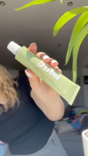 Broňa Kováčiková Instagram - 📢 Naša Tuba je najlepší dovolenkový snack 🏖️

Mimo to, že vám jej príchute spravia z dovolenky symfóniu chutí 😋, tak vás navyše nenechá v štichu ani v tom, že by vám zacapkala prsty alebo zašpinila plážovú tašku. 🙈

Naša Tuba sa totiž neroztopí 🥵, naopak je pripravená vám dopriať #casnadezert vtedy, keď ho budete najviac potrebovať a čas odpočinku a leňošenia povýšiť na úplne iný level. ✨

A keďže vieme, že v predovolenkovom zhone sa na dôležité veci vie zabudnúť, tak sa nemusíte báť. 

💡Svoje zásoby obľúbenej Tuby si môžete doplniť v supermarketoch, v drogériách, na čerpacích staniciach, alebo keby bola situácia už fakt že vážna, 😱 tak ich zoženiete dokonca aj na letisku ✈️ 

Tuby sú už proste všade 🙂

Skúste nám prosím napísať, kde si svoje dovolenkové zásoby plánujete urobiť vy? 📝

Veríme, že vám spríjemníme vaše leto, pretože ako hovorí naše heslo #stuboumabavisvet a vrátite sa plný zážitkov a novej energie 💆‍♂️

Pekné leto milí Kolatchisti 🤍

#kolatch #tuba #dovolenka #leto
