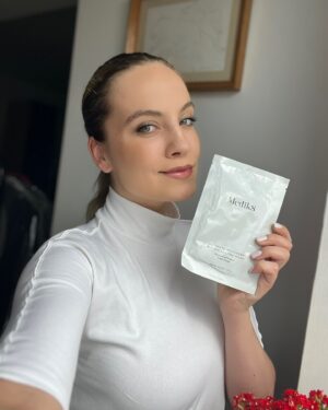 Broňa Kováčiková Instagram - 🤍SÚŤAŽ🤍 s @annabrandejs_czsk 🫶

O ultimate recovery mask - hydratačné masky. 

Podmienky: Daj follow @annabrandejs_czsk a @autentickabrona tiež like na tento post. 

Do komentára označ niekoho komu by si chcel masky darovať/môžeš aj sebe. Žrebujem 12.6. Držím palce✊

#annabrandejs #medik8 #recoverymask