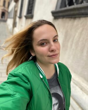 Broňa Kováčiková Instagram - Toľko chvál za hodinu som už dlho nedostala! Čo urobí jedna bunda! Ha! Ale aká! Najviac som happy, ďakujem. Moja osobnosť je týmto kúskom absolútne vystihnutá. Ďakujem @modami.sk 💚

#modami #green