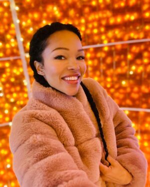 Brook Kerr Instagram - It’s fall, babyyy 🍂🎃🍁
Had to hijack this Halloween installation real quick 🧡🧡🧡