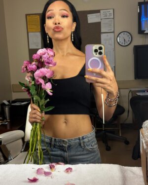 Brook Kerr Instagram - In the middle of my ‘he loves me, he loves me nots’ 🌸 
Thank you for my absolutely perfect gifts🤎 You all brighten my day beyond measure 💃🏽🥹💋🙏🏽
#gh